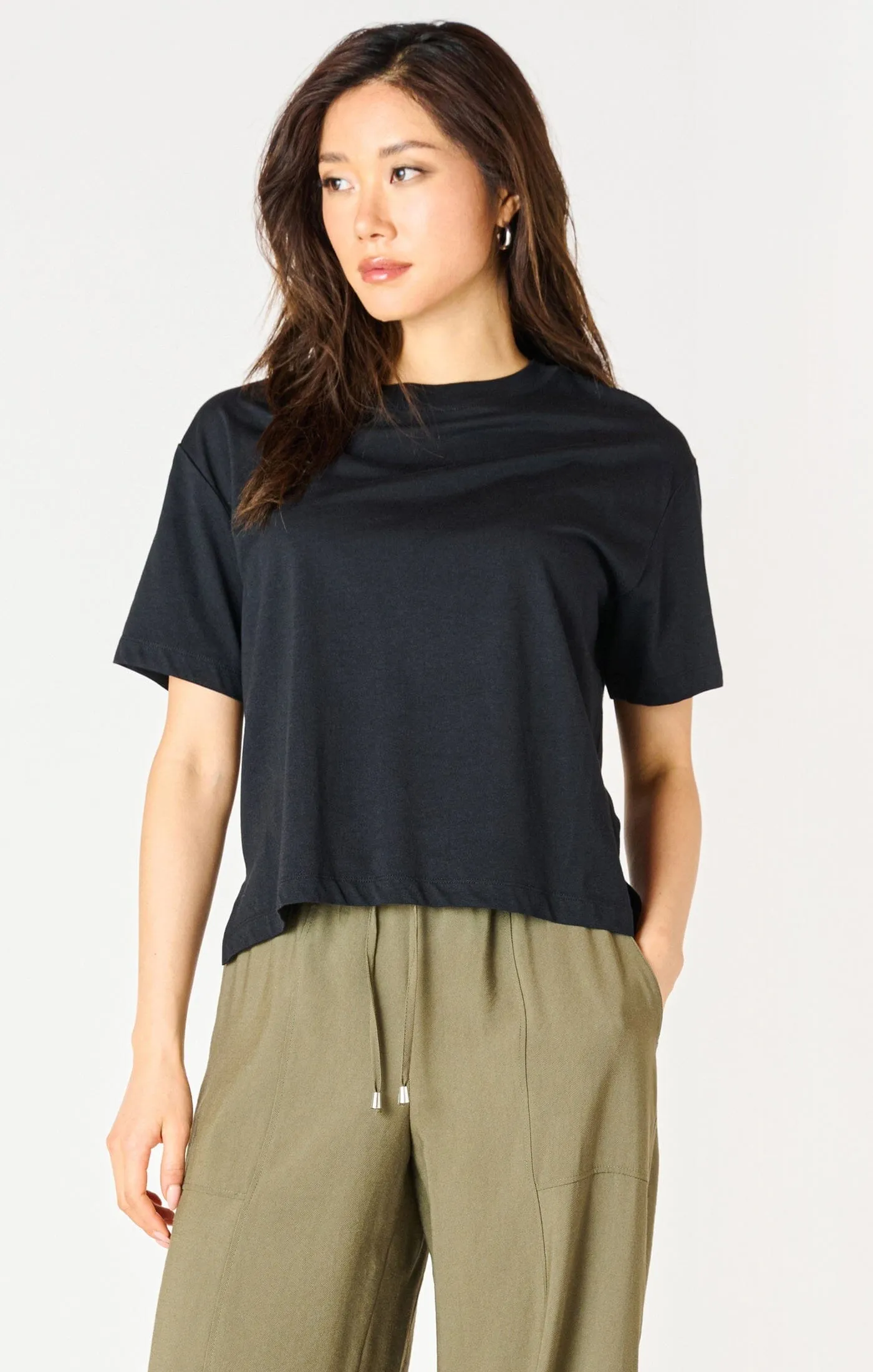 BLACK ESSENTIAL TEE