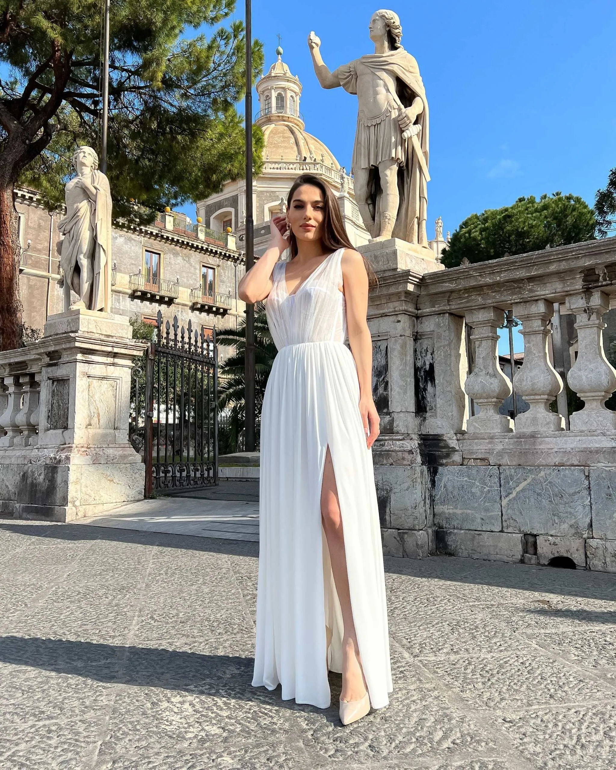 Rochie alba lunga de mireasa cu slit si corset