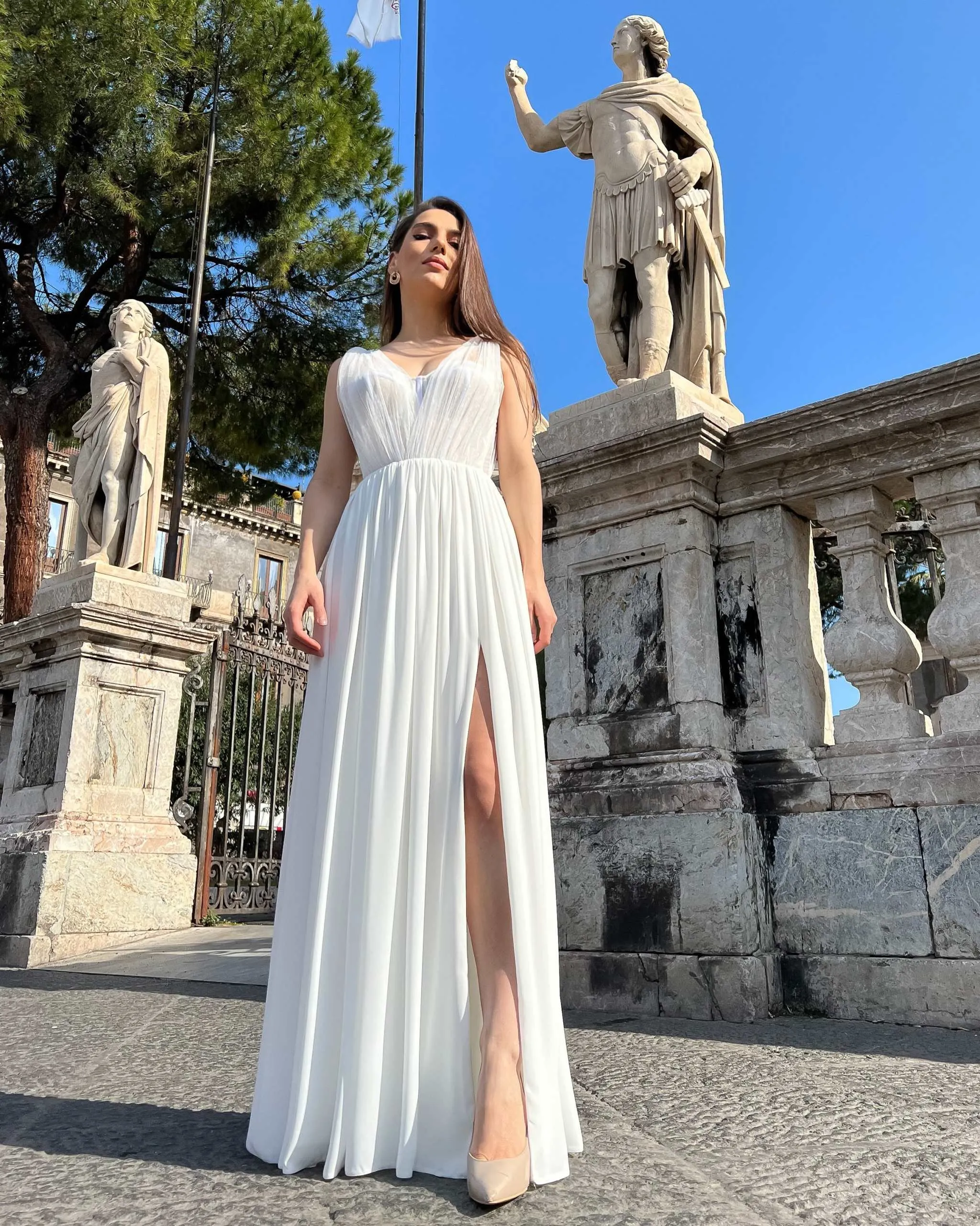 Rochie alba lunga de mireasa cu slit si corset