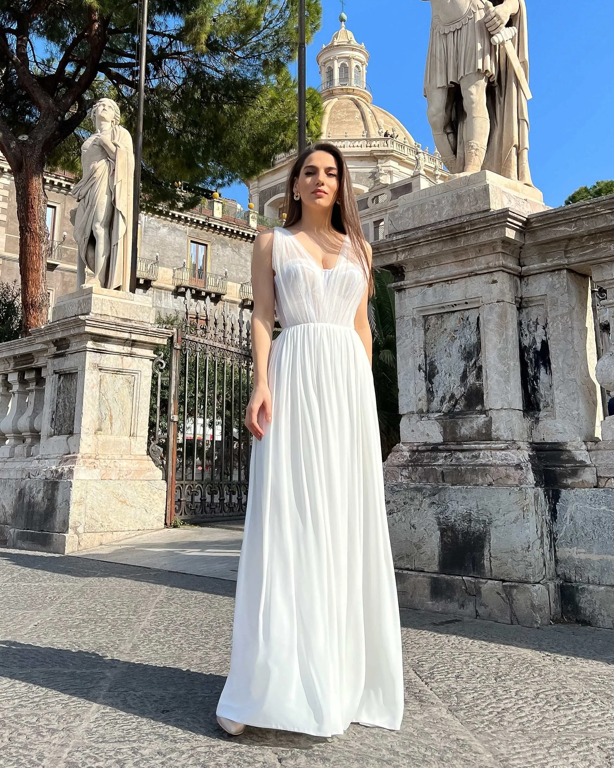 Rochie alba lunga de mireasa cu slit si corset