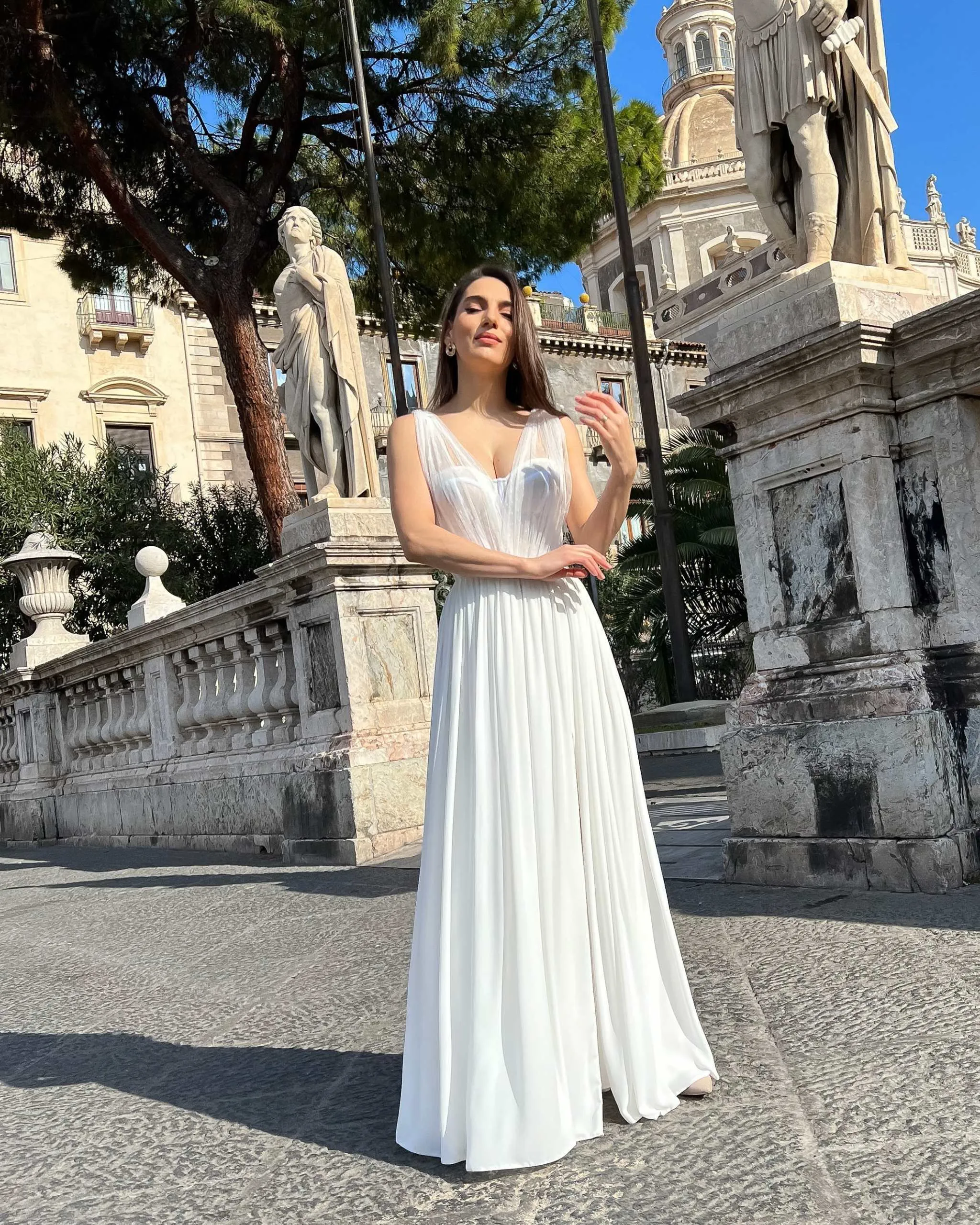 Rochie alba lunga de mireasa cu slit si corset