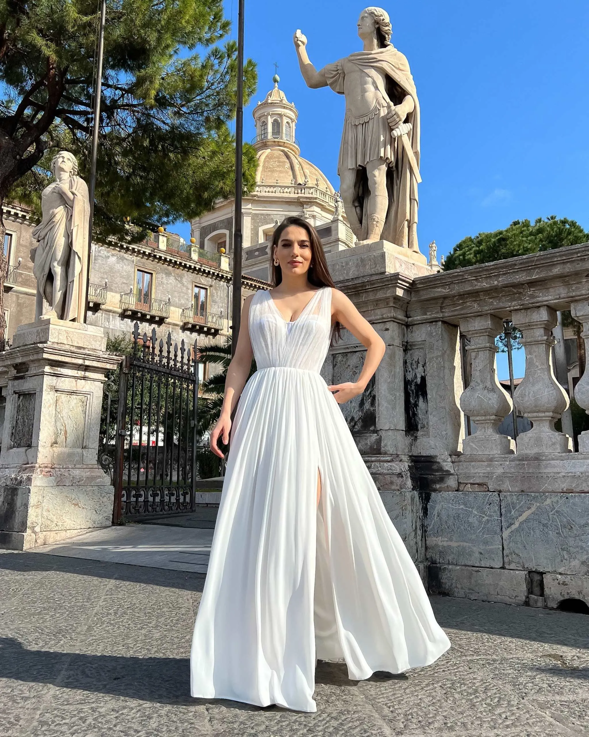 Rochie alba lunga de mireasa cu slit si corset