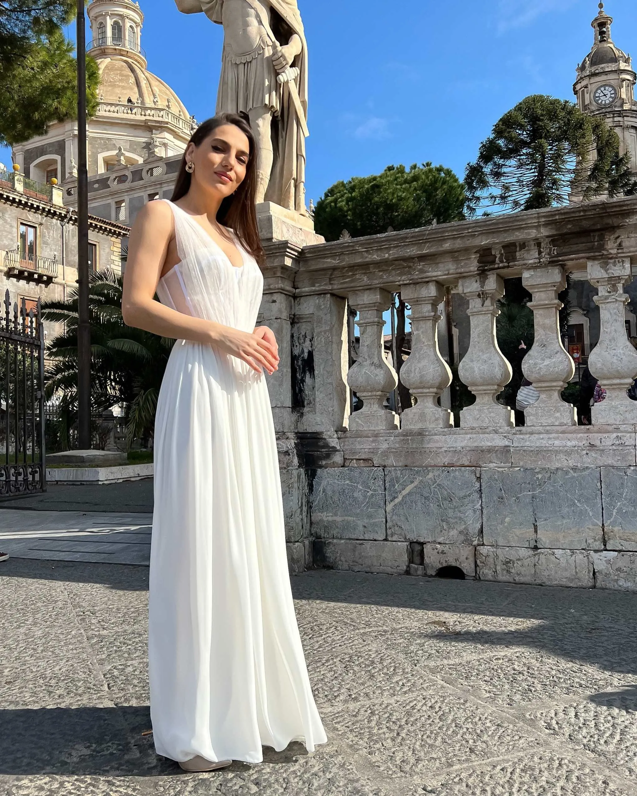 Rochie alba lunga de mireasa cu slit si corset
