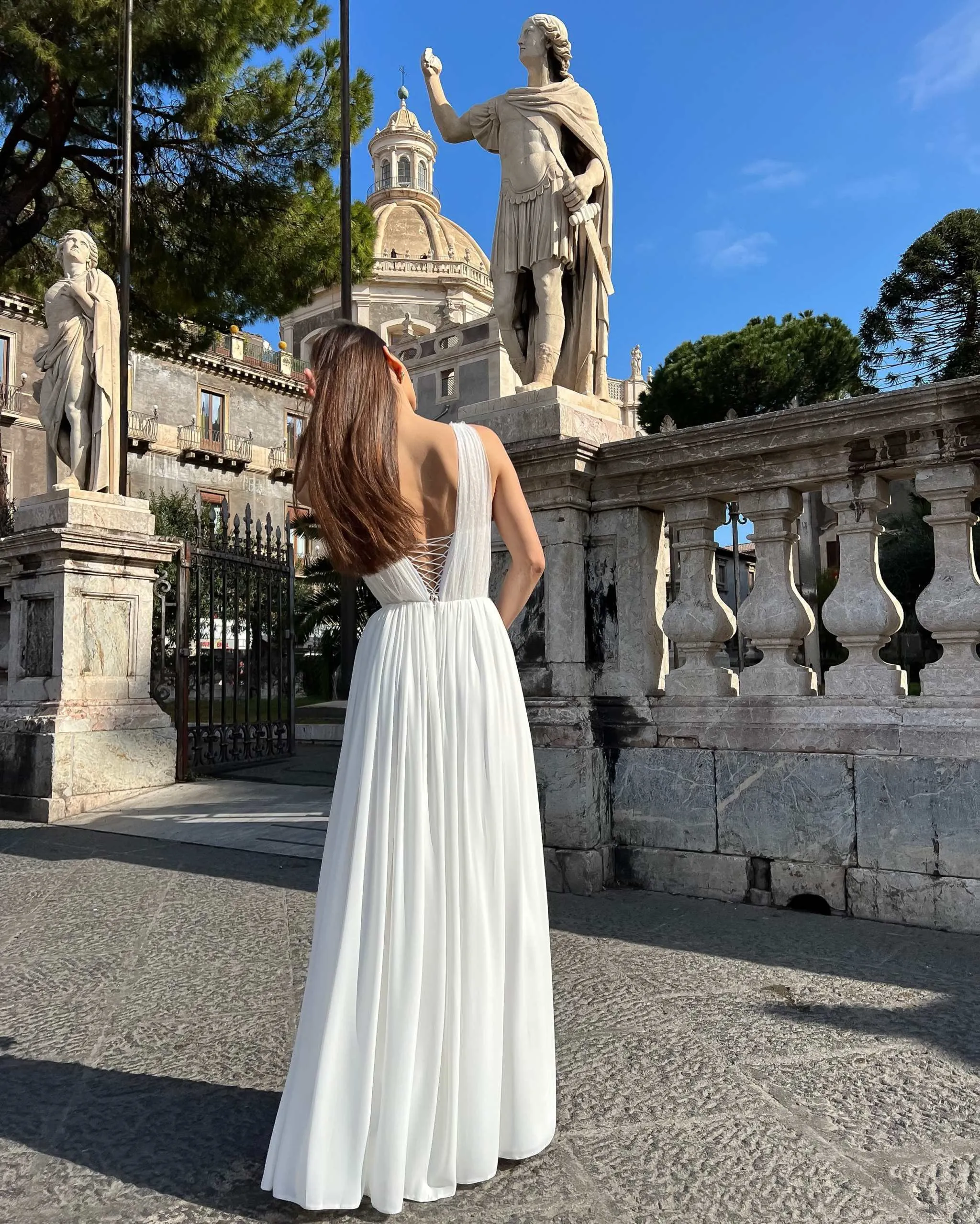 Rochie alba lunga de mireasa cu slit si corset