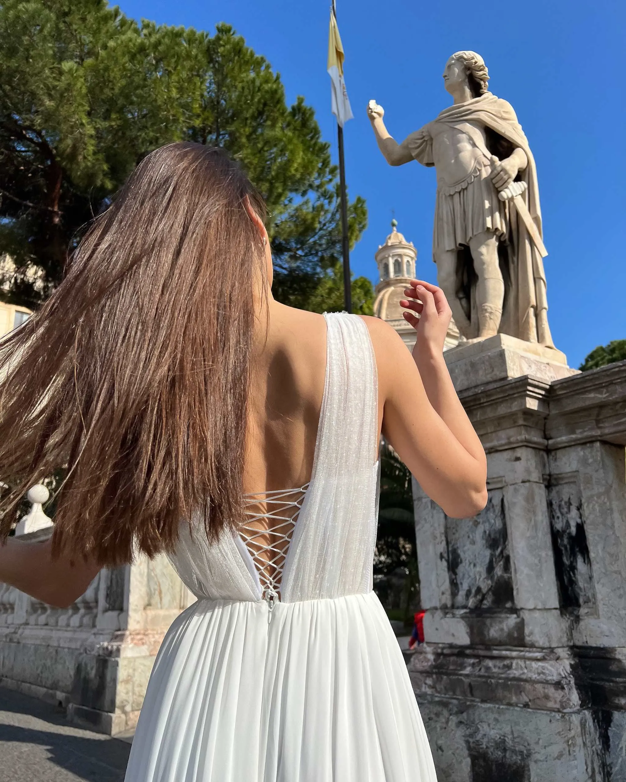 Rochie alba lunga de mireasa cu slit si corset