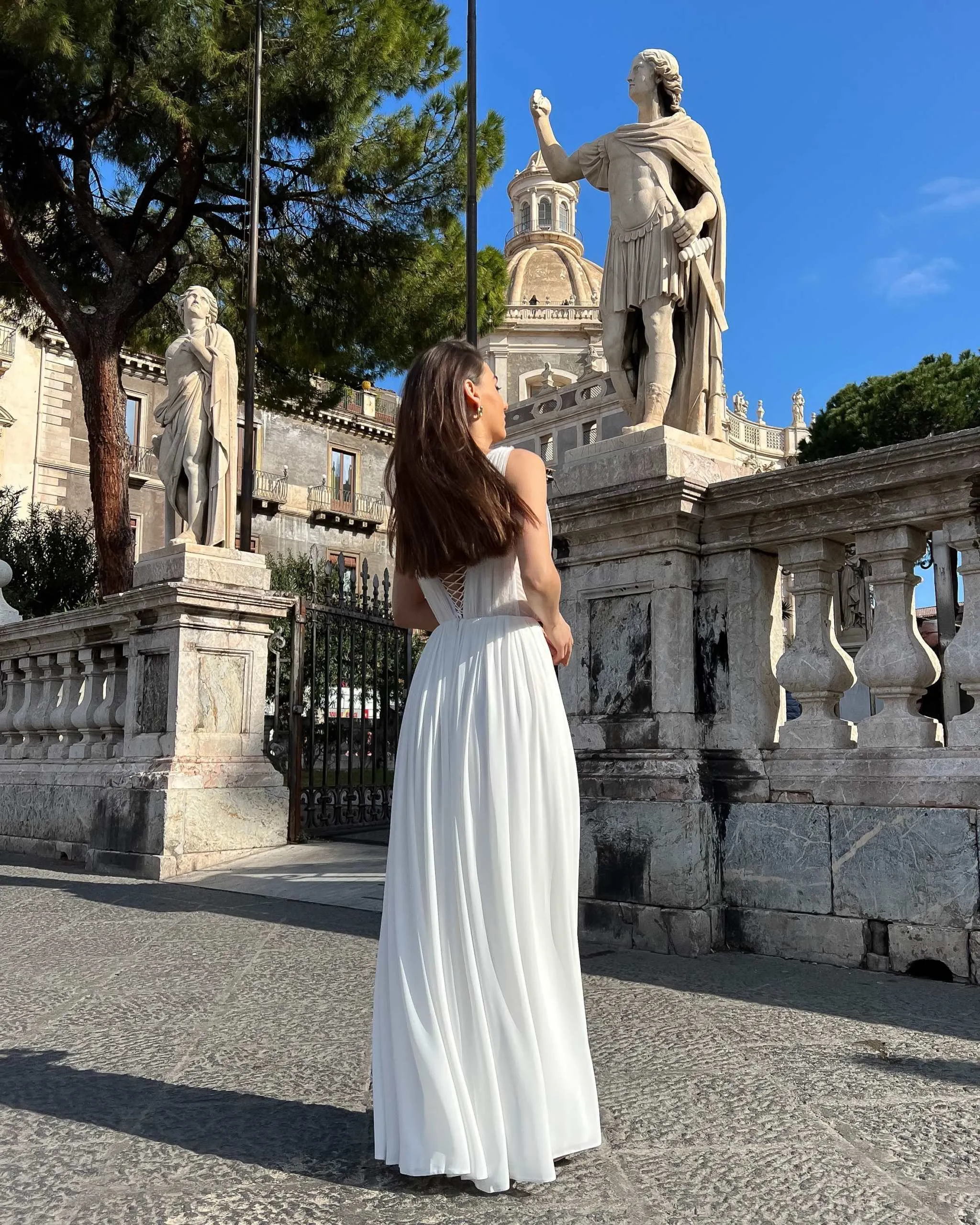 Rochie alba lunga de mireasa cu slit si corset
