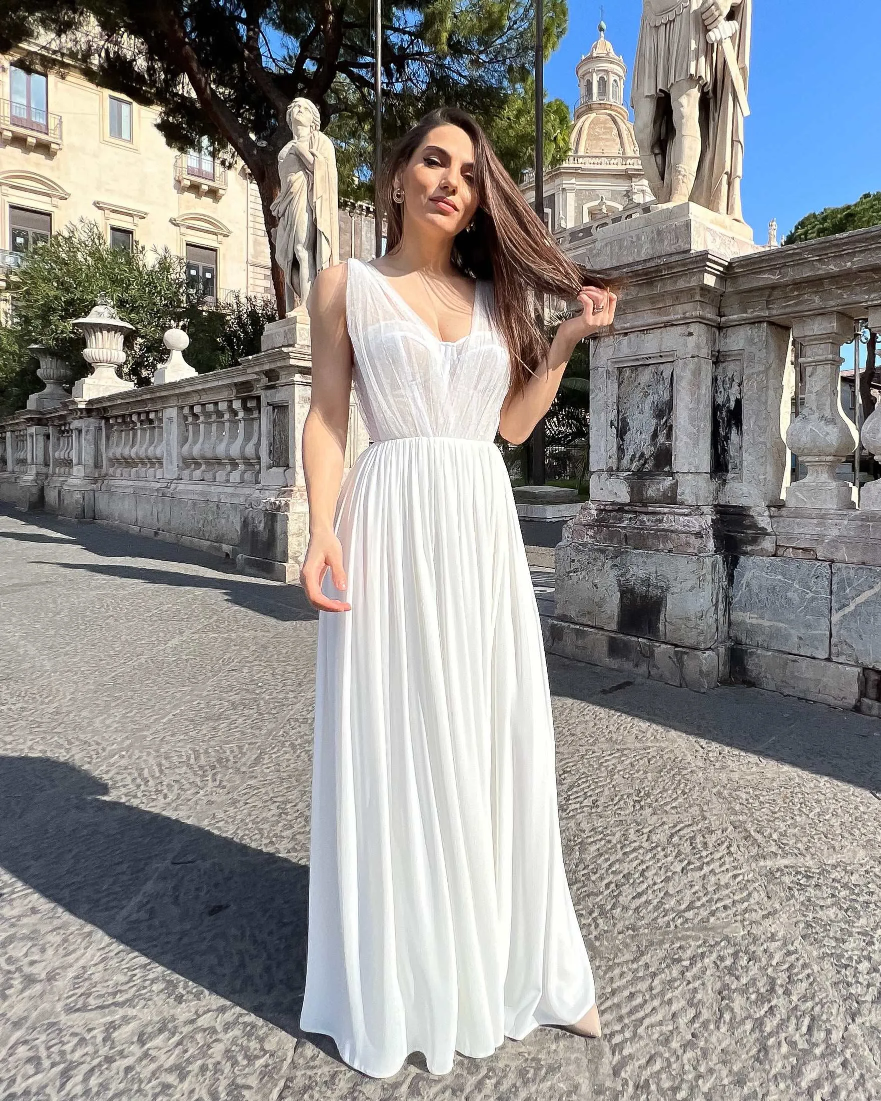 Rochie alba lunga de mireasa cu slit si corset